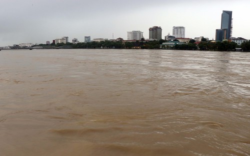 Học sinh Thừa Thiên - Huế nghỉ học để tránh lũ
