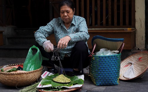 Cuộc sống sau ống kính: Người làng Vòng đi bán cốm Vòng
