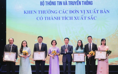 Kỷ lục phát hành "Tư duy ngược" và "Tư duy mở" nhận Bằng khen của Bộ trưởng Bộ TT&TT