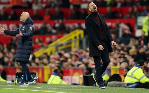 Nỗ lực thay đổi chiến thuật bất thành của Ruud van Nistelrooy trước Chelsea