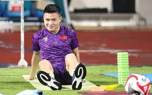 Bộ đôi trụ cột của ĐT Việt Nam phải tập riêng ở Singapore khiến người hâm mộ lo lắng