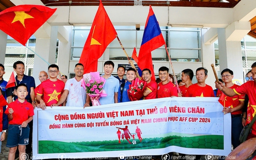 Kiều bào Việt Nam tại Lào nồng nhiệt chào đón thầy trò HLV Kim Sang Sik