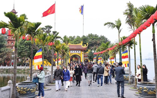 Người dân Thủ đô nô nức đi lễ chùa ngày đầu năm Giáp Thìn