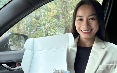 'Hot girl' của ĐT Việt Nam khoe quà Valentine, chính thức là 'hoa đã có chủ'