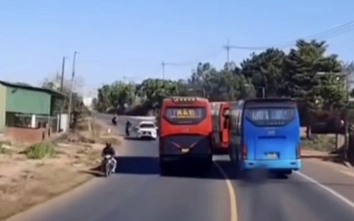 Xử phạt, tước bằng lái tài xế vượt xe không đúng qui định trên đường Hồ Chí Minh