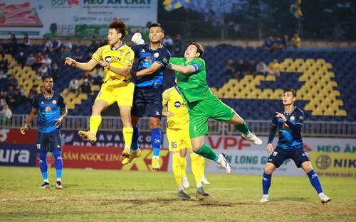 Văn Lâm chấn thương không nặng, HLV Troussier cùng CLB Bình Định bớt lo