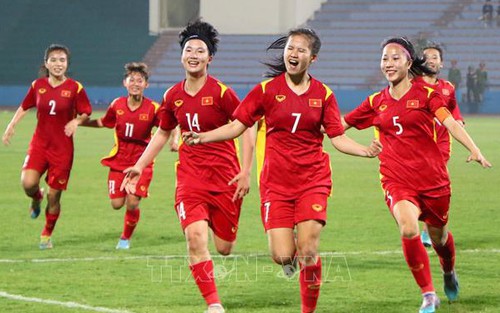 Thi đấu dưới mưa tuyết, đàn em Huỳnh Như ghi bàn vào lưới Uzbekistan, suýt thắng 2-1 khiến CĐV Đông Nam Á khen ngợi