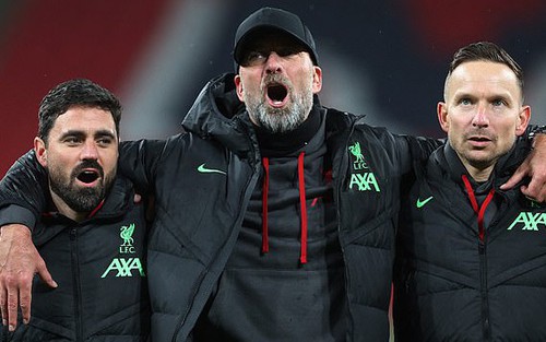 Klopp ăn mừng cực chất: Song ca cùng CĐV Liverpool trong lễ ăn mừng chức vô địch Carabao Cup