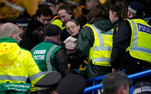 Ăn mừng quá khích, CĐV rơi từ tầng hai khán đài trong trận đấu giữa Chelsea và Leeds