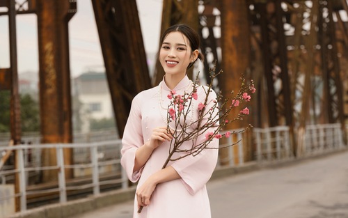Hoa hậu Đỗ Hà rạng rỡ dạo quanh phố cổ Hà Nội