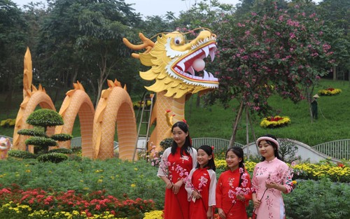 Tạo tác lại biểu tượng rồng tại vườn hoa nghệ thuật ở Nghệ An