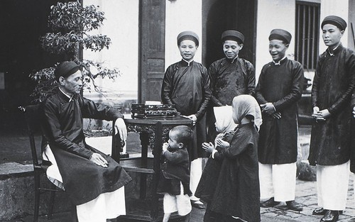 Chữ và nghĩa: 'Tháng Giêng ăn Tết ở nhà'