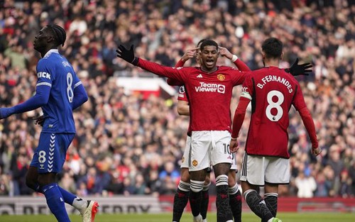 Hành động đẹp của Bruno với Rashford bị cựu sao MU chỉ trích 