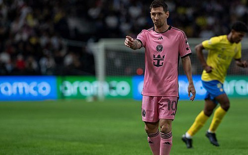 Bị fan Ronaldo khiêu khích, Messi lạnh lùng đáp trả bằng một hành động không thể 'ngầu' hơn