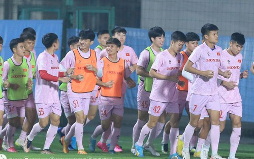 HLV Troussier rời đội U23, dồn sức cùng đội tuyển Việt Nam đấu Indonesia