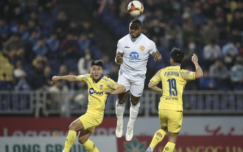 Nam Định vừa hay lại may, đủ sức vô địch V-League