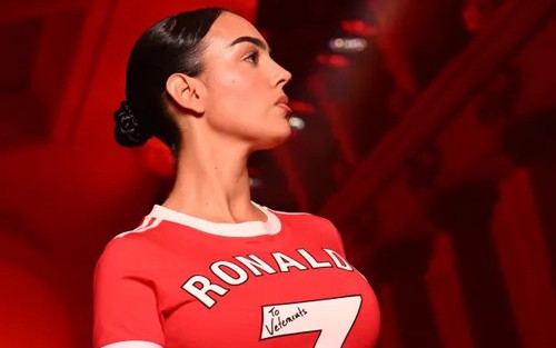 Georgina Rodriguez thu hút trong bộ váy 'có một không hai' lấy cảm hứng từ Ronaldo 
