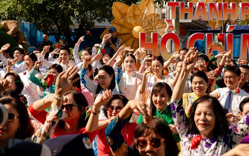 Hoa hậu Nguyễn Thanh Hà cùng 5.000 người đồng diễn áo dài ở phố đi bộ Nguyễn Huệ