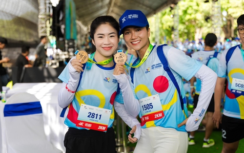Thanh Nhã rạng ngời trong sự kiện đi bộ thiện nguyện 