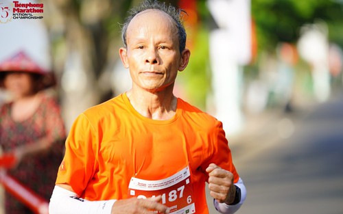 Giảng viên đại học U70 gây sốt khi hoàn thành giải chạy với thành tích ấn tượng, nhiều người trẻ cũng 'chỉ biết ước'