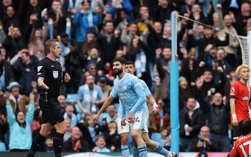 Haaland tìm lại niềm vui ghi bàn, Man City thắng đậm Luton Town