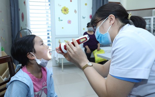 Tháng 4, số trẻ em nhập viện tăng 30% do nóng, ẩm