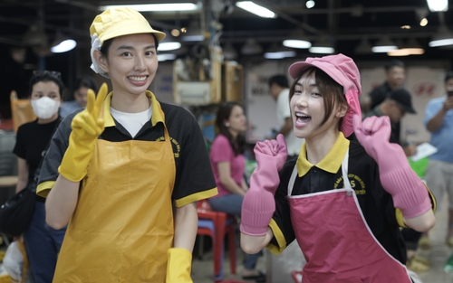 Hòa Minzy bật khóc nức nở khi làm cửu vạn ở chợ cá 