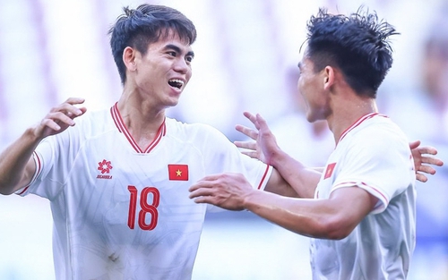 Khuất Văn Khang lập siêu phẩm đá phạt từ khoảng cách 30m vào lưới Indonesia, được khen đẹp hơn cả giải Puskas của Salah