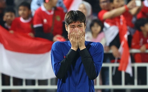 Truyền thông Hàn Quốc sốc khi đội nhà thua U23 Indonesia, nhấn mạnh ‘người hùng vòng bảng’ khóc nức nở vì bại trận