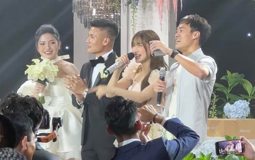 Văn Toàn cùng Hòa Minzy 'bật tình yêu lên' trong đám cưới Quang Hải, được người hâm mộ tích cực 'đẩy thuyền'