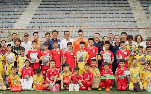 Gieo ước mơ bóng đá cho các em nhỏ vùng cao