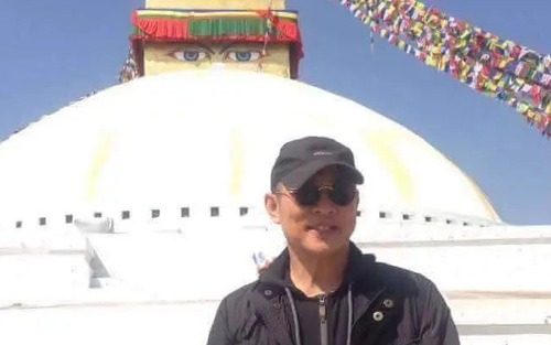 Bức ảnh đôi hiếm hoi của Lý Liên Kiệt và vợ, lộ rõ tinh thần sau hành trình tâm linh ở Nepal