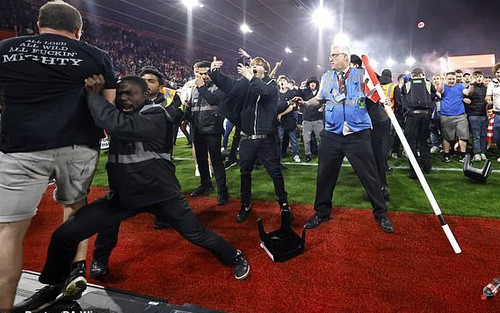 Bạo loạn xảy ra trong ngày Southampton giành vé chung kết play-off thăng hạng Ngoại hạng Anh, CĐV ném 'vật thể lạ' vào nhau