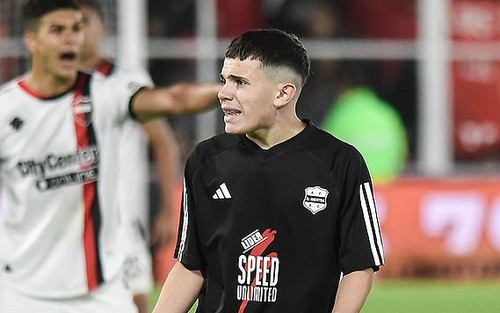 Cầu thủ chỉ mới 14 tuổi đã phá kỷ lục tồn tại 20 năm của huyền thoại Premier League