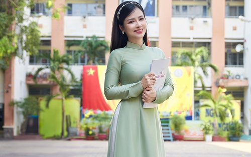 Dương Hoàng Yến - Khắc Việt lan toả tình yêu nước thời hiện đại 