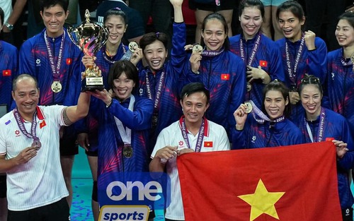 HLV Tuấn Kiệt có hành động đầy ý nghĩa với Thanh Thúy ở chung kết Cúp châu Á, khiến CĐV khen ngợi hết lời