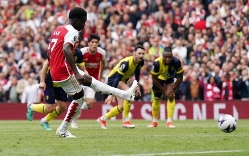 'Chiến binh không phổi' rực sáng, Arsenal gia tăng áp lực lên cuộc đua vô địch