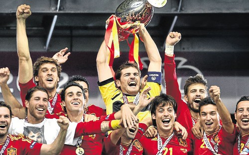 Ngược dòng ký ức, EURO 2012: Tây Ban Nha vẫn thống trị, Hà Lan gây thất vọng