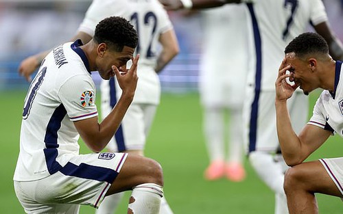 
Jude Bellingham trình làng cách ăn mừng mới ở EURO 2024 khiến người hâm mộ tò mò