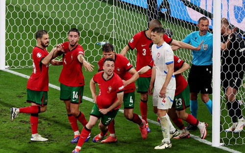 Tin nóng EURO hôm nay 19/6: Sao Bồ Đào Nha ăn mừng hụt hài hước, 2 cầu thủ rời EURO vì chấn thương