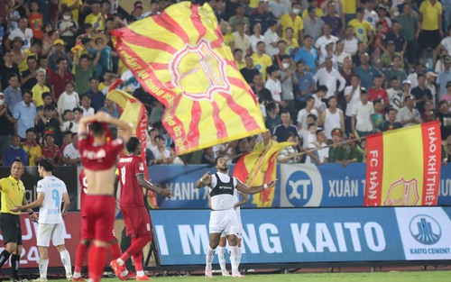 Rafaelson lại sắm vai người hùng, Nam Định tiến cực sát chức vô địch V-League mùa này