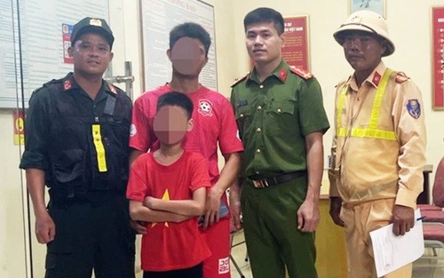 Bàn giao cháu bé đạp xe đi lạc trên cao tốc Hà Nội - Hải Phòng cho gia đình