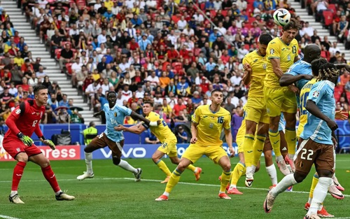 Nhật ký EURO bằng thơ (Bỉ 0 - 0 Ukraina, Slovakia 1 - 1 Romania): Trái bóng không thiên vị bao giờ