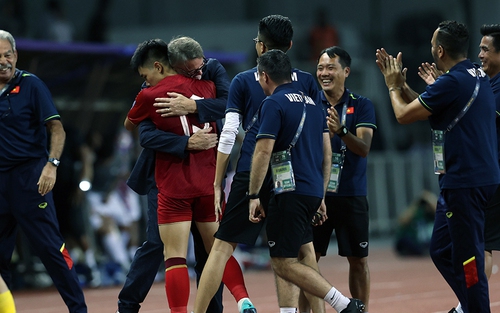 Ông Troussier từng thắng Philippines, HLV Kim Sang Sik làm được không?