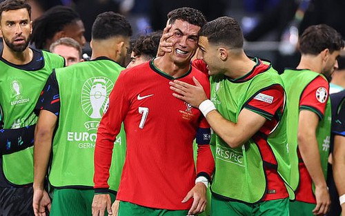 Ronaldo bật khóc sau khi bỏ lỡ quả phạt đền khiến Bồ Đào Nha phải trải qua loạt luân lưu may rủi