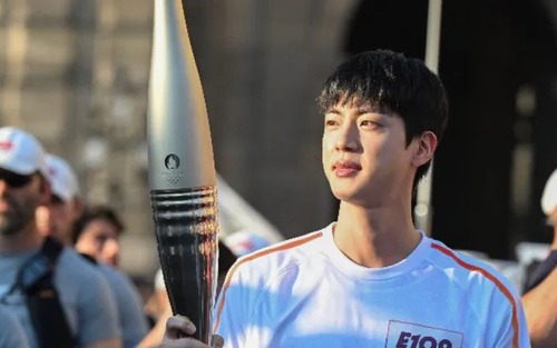 Jin BTS được 30 cảnh sát quốc gia Pháp hộ tống khi rước đuốc cho "Olympics Paris 2024"