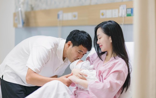 Cầu thủ Việt Nam gia nhập hội ông bố 'bỉm sữa' hè này, có điểm chung khiến chị em phấn khích
