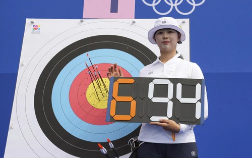 Tin nóng thể thao 26/7: Kỷ lục đầu tiên bị phá ở Olympic 2024, Lê Quang Liêm nhận thưởng lớn sau hat-trick vô địch