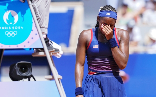 Niềm hy vọng số một quần vợt Mỹ bật khóc khi thua sốc ở Olympic: Đứng dậy thôi, Coco Gauff!