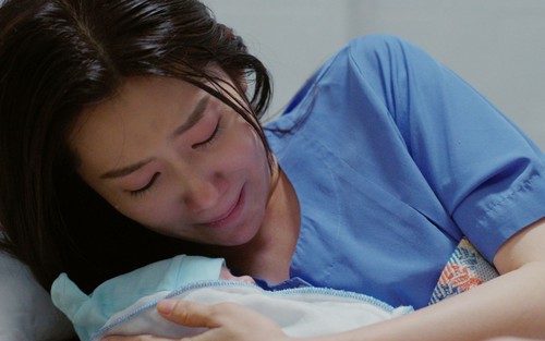 Thúy Ngân tiếp tục rơi nước mắt khi đóng cảnh sinh con trong phim "7 năm chưa cưới sẽ chia tay"